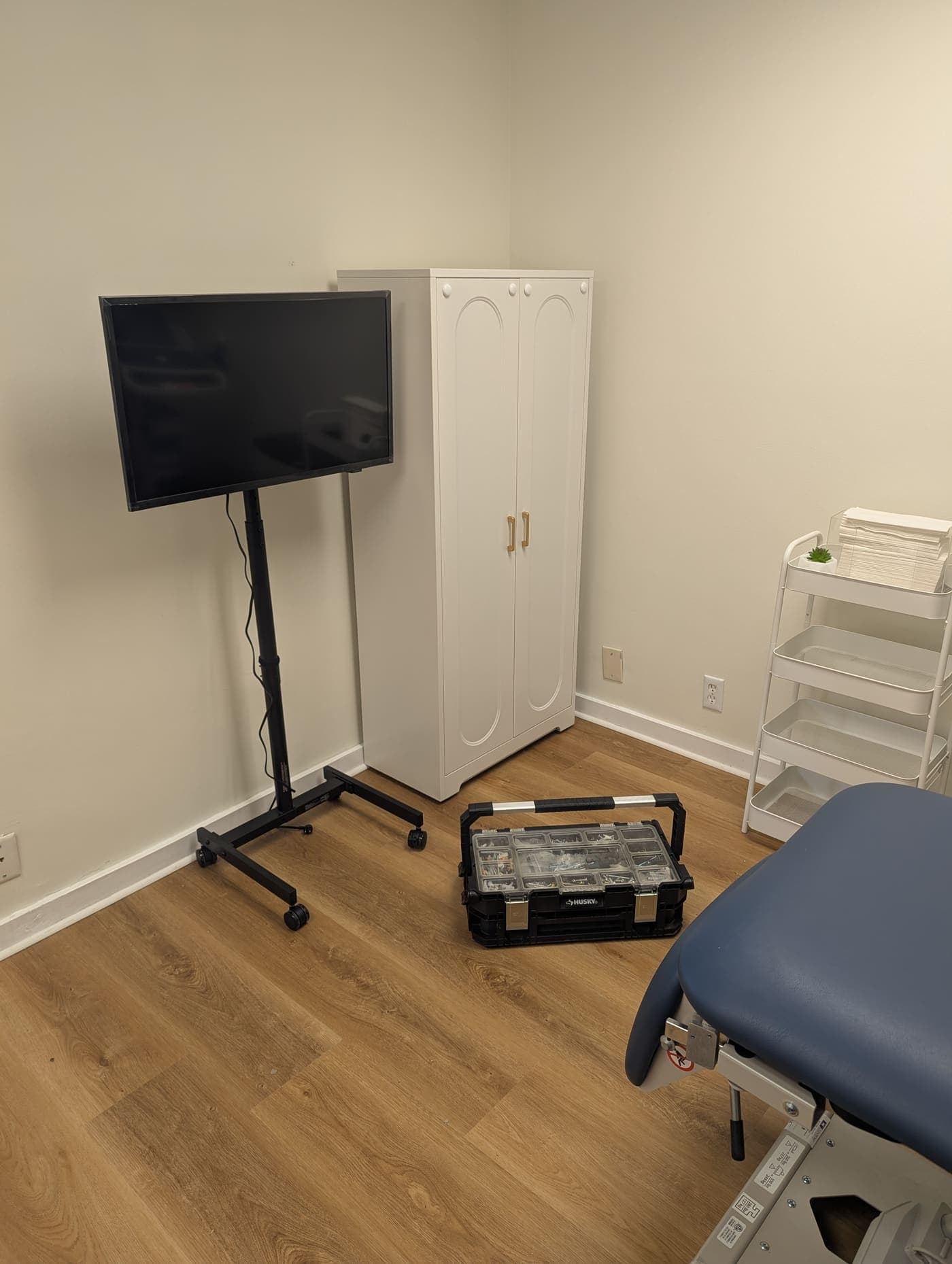 Flat-screen TV wall mount in Los Angeles