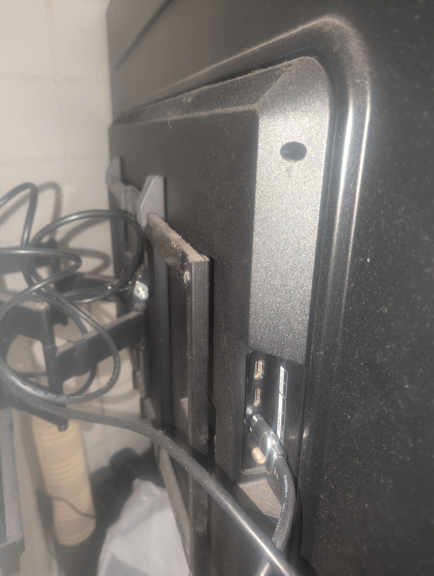 TV bracket installation and leveling in Los Angeles