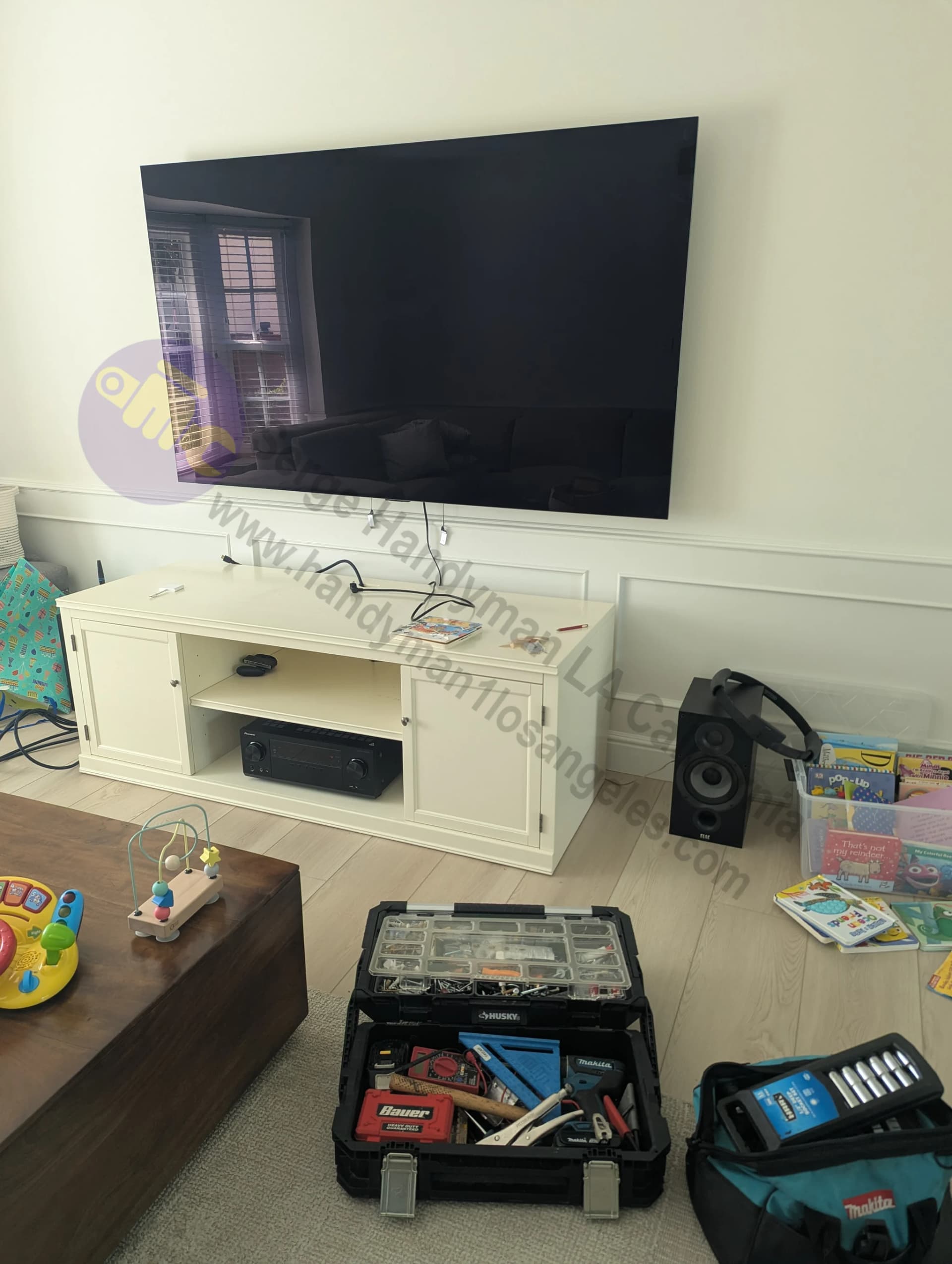 Wall mounted flat screen TV installation in Los Angeles by professional handyman